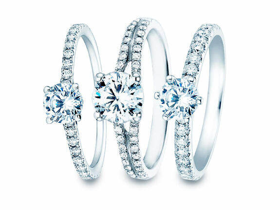Engagement rings made of a Pavé with diamonds 