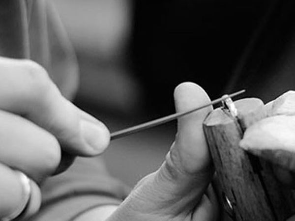 Manufaktur Goldschmied files the ring