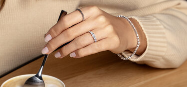Models with more than one diamond: perfect individually as an engagement ring and after the wedding as a stacking ring