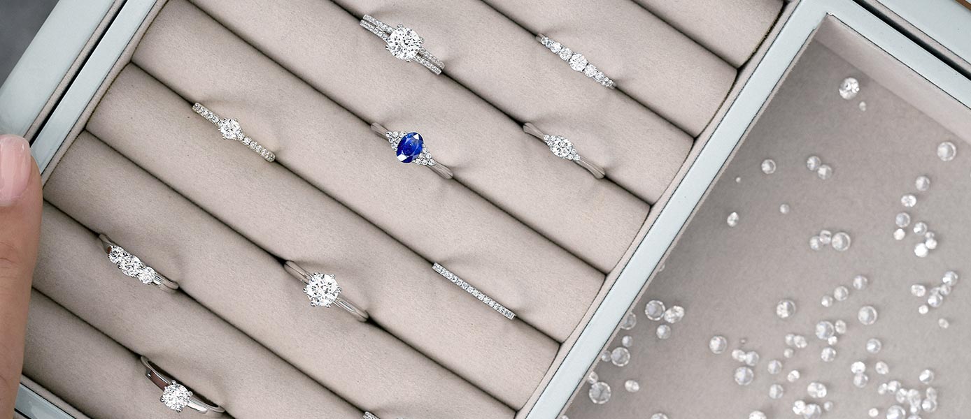 In der Schatulle geht der Schmuck nicht verloren Schmuck vor der Hausarbeit in die Schmuckschatulle legen