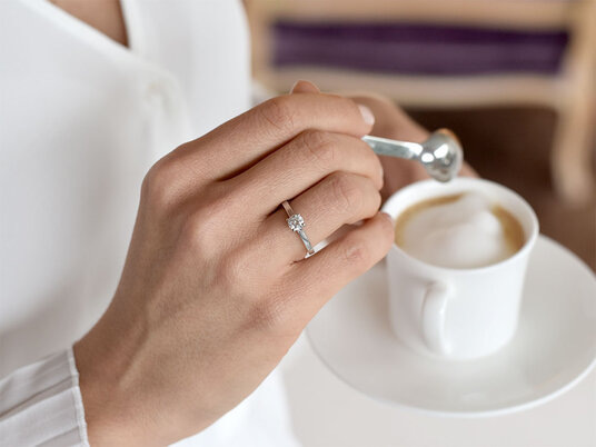Engagement ring Romance in 9K white gold with lab-grown diamond 2.00ct