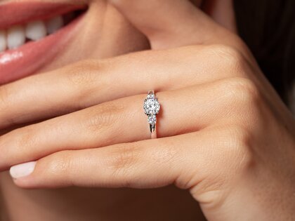 Engagement ring Vivid Petite Diamond in 18K yellow gold with diamonds 0.50ct G/SI