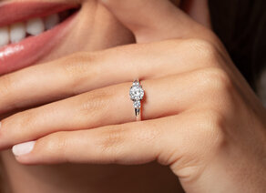 Engagement ring Vivid Petite Diamond in 18K yellow gold with diamonds 0.50ct G/SI