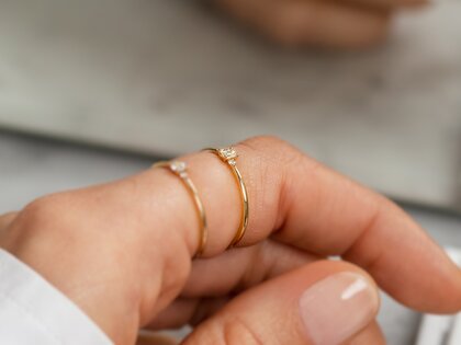 Engagement ring Vivid Petite Emerald Cut in yellow gold