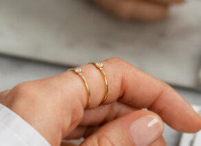Engagement ring Vivid Petite Emerald Cut in yellow gold
