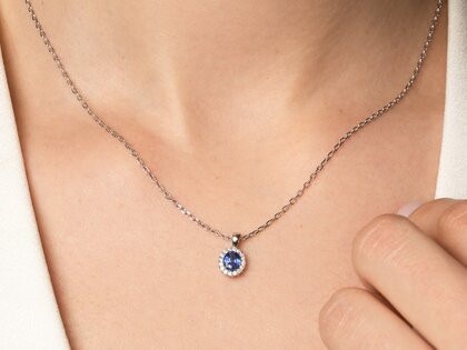 Pendant Windsor in 14K white gold with sapphire 0.60ct and diamonds 0.12ct