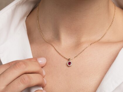 Pendant Windsor in 18K yellow gold with ruby 0.60ct and diamonds 0.12ct