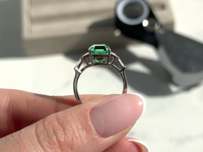 Engagement ring Aureline in 9K white gold with green tourmaline 3.00ct and natural diamonds 0.48ct