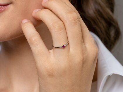 Birthstone ring Vivid Petite January in 14K white gold with garnet 0.11ct and diamonds 0.02ct