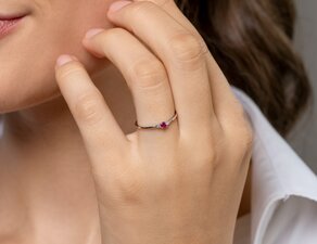 Birthstone ring Vivid Petite January in 14K white gold with garnet 0.11ct and diamonds 0.02ct