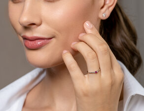 Birthstone ring Vivid Petite January in 14K white gold with garnet 0.11ct and diamonds 0.02ct