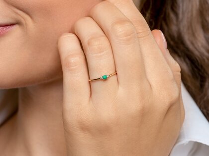Birthstone ring Vivid Petite May in 9K white gold with emerald 0.08ct and diamonds 0.02ct