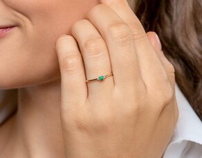 Birthstone ring Vivid Petite May in 9K white gold with emerald 0.08ct and diamonds 0.02ct