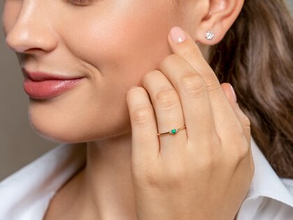 Birthstone ring Vivid Petite May in 9K white gold with emerald 0.08ct and diamonds 0.02ct