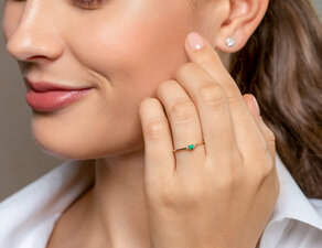 Birthstone ring Vivid Petite May in 9K white gold with emerald 0.08ct and diamonds 0.02ct