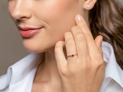 Birthstone ring Vivid Petite July in 9K white gold with ruby 0.11ct and diamonds 0.02ct