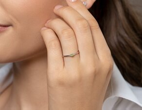Birthstone ring Vivid Petite August in 14K yellow gold with peridot 0.10ct and diamonds 0.02ct