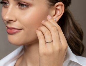 Birthstone ring Vivid Petite August in 14K yellow gold with peridot 0.10ct and diamonds 0.02ct