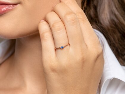 Birthstone ring Vivid Petite September in 9K white gold with sapphire 0.10ct and diamonds 0.02ct