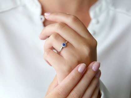 Engagement ring Jolie in 18K white gold with sapphire 0.25ct and diamonds 0.06ct