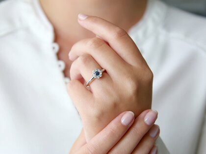 Engagement ring Lovely in platinum 950/- with sapphire 0.10ct and diamonds 0.15ct
