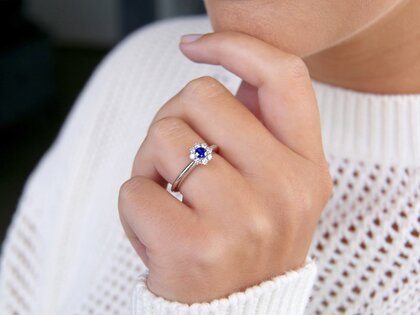 Engagement ring Lovely in 14K white gold with sapphire 0.33ct and diamonds 0.40ct