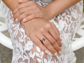 Engagement ring Vivid in 14K white gold with sapphire 1.00ct and diamonds 0.12ct