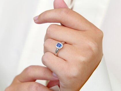 Engagement ring Windsor in 14K white gold with sapphire 0.60ct and diamonds 0.12ct