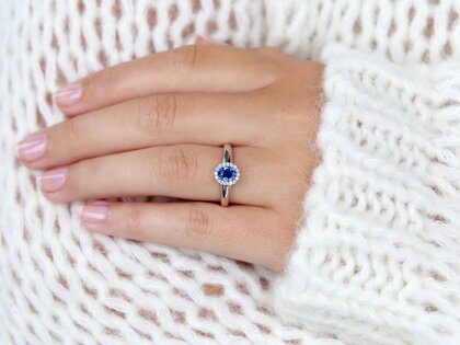 Engagement ring Windsor in 14K white gold with sapphire 0.60ct and diamonds 0.12ct