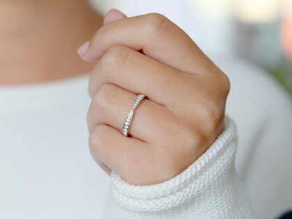 Engagement ring V-Eternity in 14K white gold with diamonds 0.30ct G/SI