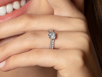 Engagement ring Cushion Pavé in 9K yellow gold with diamonds 1.22ct G/SI