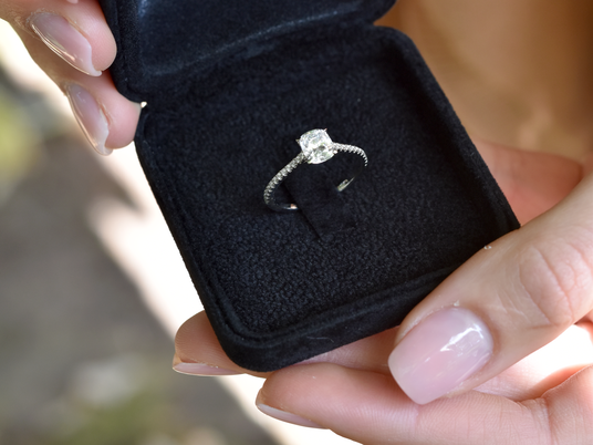 Engagement ring Cushion Pavé in platinum 950/-