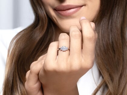 Engagement ring Emerald Eden in 9K yellow gold with lab-grown diamonds 0.46ct E/VS