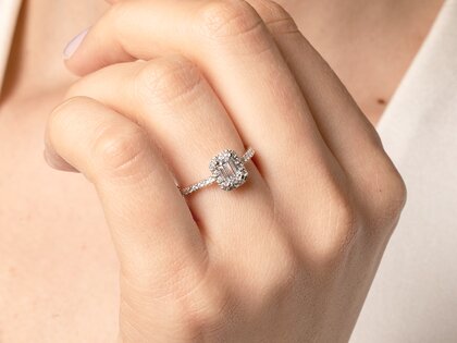Engagement ring Emerald Halo Pavé in 14K white gold with diamonds 1.08ct G/VS