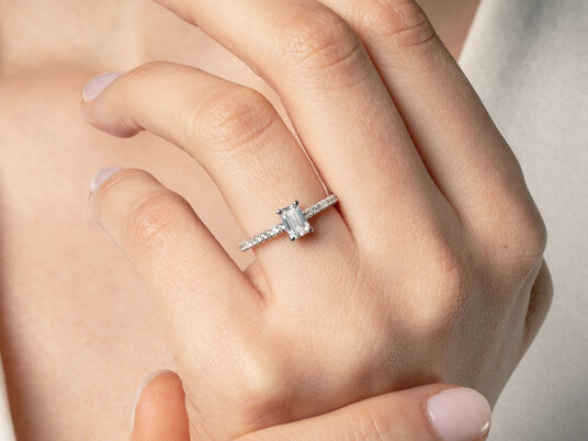 Engagement ring Emerald Pavé in 14K white gold with lab-grown diamonds 1.82ct E/VS