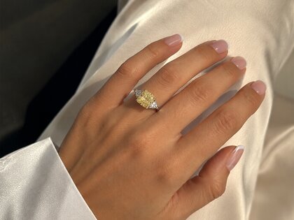 Engagement ring Fancy Yellow Trillion Radiance in 14K yellow gold with diamonds 4.20ct G/SI