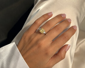 Engagement ring Fancy Yellow Trillion Radiance in 14K yellow gold with diamonds 4.20ct G/SI