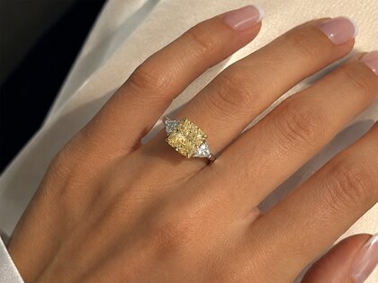 Engagement ring Fancy Yellow Trillion Radiance in 14K yellow gold with diamonds 4.20ct G/SI
