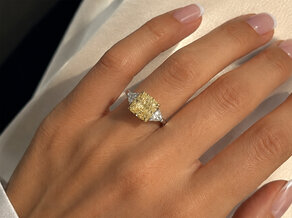 Engagement ring Fancy Yellow Trillion Radiance in 14K yellow gold with diamonds 4.20ct G/SI
