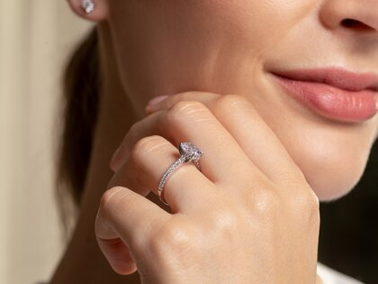 Engagement ring Oval Hidden Halo Pavé in 9K yellow gold with lab-grown diamonds 0.50ct E/VS