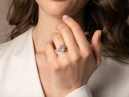 Engagement ring Oval Pear Cut in 9K yellow gold with lab-grown diamonds 0.49ct E/VS