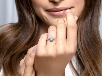 Engagement ring Pear Halo Pavé in 9K yellow gold with lab-grown diamonds 0.58ct E/VS