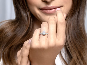 Engagement ring Pear Halo Pavé in 9K yellow gold with lab-grown diamonds 0.58ct E/VS