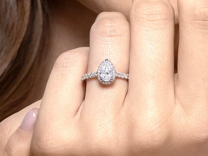 Engagement ring Pear Halo Pavé in 9K white gold with diamonds 0.58ct G/SI