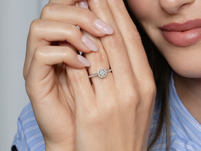 Engagement ring Halo Petite in 18K white gold with diamonds 0.50ct G/SI