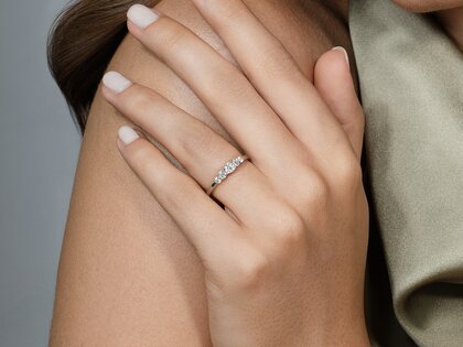 Engagement ring 5 Diamonds in rose gold