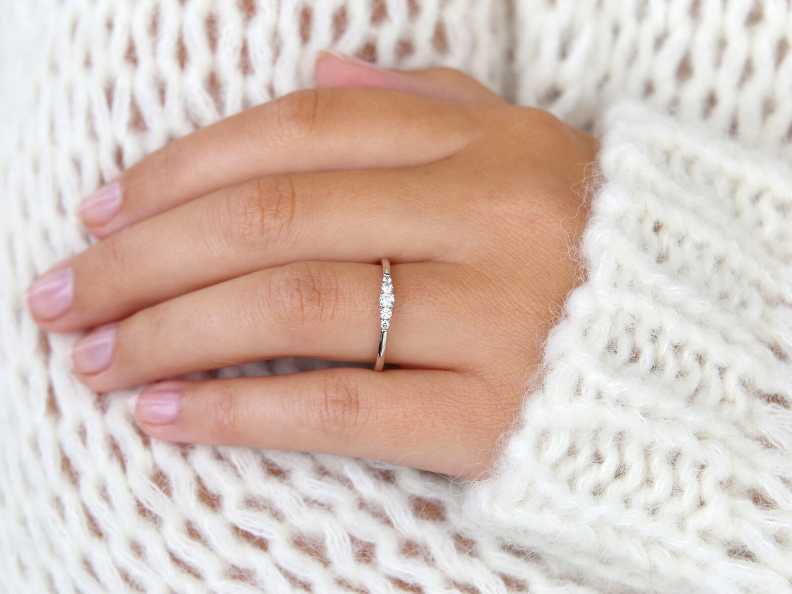 Engagement ring diamonds with five sparkling diamonds