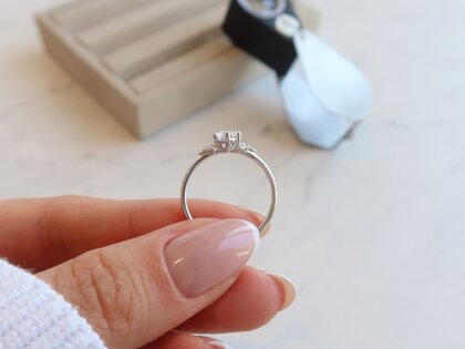 Engagement ring Blossom in 9K white gold with diamonds 0.31ct G/SI
