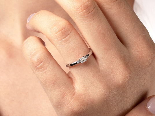 Engagement ring  in 9K white gold