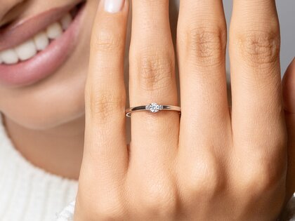 Engagement ring Vivid Petite Diamond in yellow gold